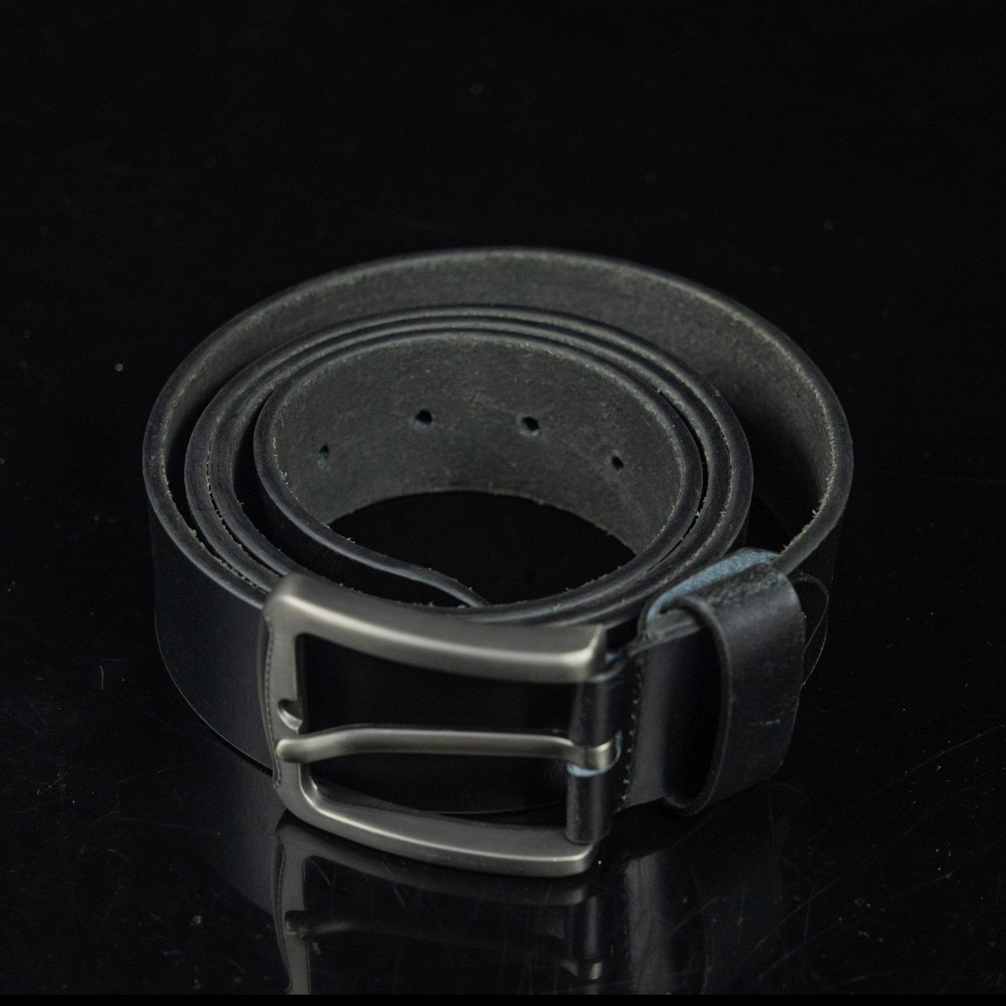 Lokani2 - fine grain leather belt with Buffalo Finish